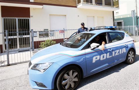 Picchiano con un casco due turisti per impossessarsi dei Rolex 